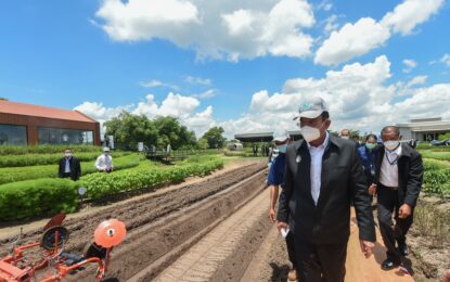 นายกรัฐมนตรีเยี่ยมชมคูโบต้าฟาร์ม ชื่นชม Smart Farmer ยกระดับการผลิตภาคการเกษตรของไทย ย้ำความร่วมมือภาครัฐ เอกชน ประชาชน ร่วมขับเคลื่อนนวัตกรรมและเทคโนโลยีการเกษตรแบบครบวงจร ยืนยันรัฐบาลมุ่งมั่นยกระดับคุณภาพชีวิตเกษตรกร-ภาคเกษตรกรรมไทย