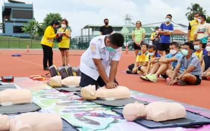 เรวัตฯนายก อบจ.ภูเก็ต มอบหมายรองนายก  ร่วมจัดกิจกรรมสาธิต การทำ CPR และการใช้เครื่องกระตุ้นหัวใจไฟฟ้า AED เพื่อปฐมพยาบาลเบื้องต้น ณ สนามกีฬาสุระกุล