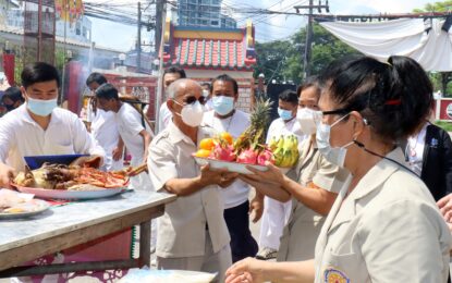 เรวัตฯนายก อบจ.ภูเก็ต มอบหมายรองนายก  ร่วมพิธีเทกระจาด ณ มูลนิธิกุศลธรรมภูเก็ต