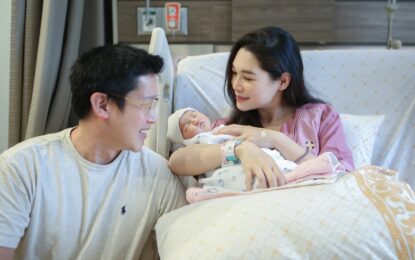 ณแม่ป้ายแดง “ ปอ ณฐมน”  พิธีกร นักแสดง และอดีตนักร้องวงแจมป์  คลอดลูกสาว “พิพพราว” เมื่อวันที่ 1 พฤษภาคม 2022 เวลา 11.11 น.  สุดปลื้ม ถอดแบบคุณพ่อมาเป๊ะ