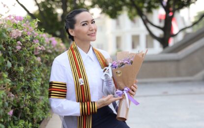 “ลอร่า ศศิธร”  หัวใจฟู คนวงการคนแรกคว้ารางวัล “พิธีกรสร้างสรรค์ออนไลน์ยอดเยี่ยม”จากงานประกาศรางวัล  SIAMRATH   ONLINE AWARD  ครั้งที่  2 ในปี 2022 และเตรียมรับพระราชทานปริญญาบัตร ปริญญาโท ในวันที่ 20 พฤษภาคมศกนี้ เผยเรียนนานถึง 4 ปีเพื่อนำความรู้ต่อยอดงานเพื่อสังคม