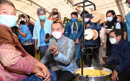เฉลิมชัย” เปิดกิจกรรมประกวดเส้นไหม ในงาน “เทิดไท้ 90 พรรษา พระมารดาแห่งไหมไทย” จ.สกลนคร
