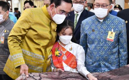 นายกฯ เยี่ยมชมนิทรรศการอุทยานธรณีขอนแก่นสู่อุทยานธรณีโลก ย้ำให้ประชาสัมพันธ์แหล่งท่องเที่ยวในพื้นที่ให้ประชาชนรู้จัก-ดึงดูดนักท่องเที่ยวให้มากขึ้น สร้างอาชีพ รายได้ให้ประชาชนอย่างยั่งยืน