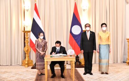 นายกรัฐมนตรีสาธารณรัฐประชาธิปไตยประชาชนลาว ลงนามในสมุดเยี่ยม ชมของที่ระลึก และหารือร่วมกับนายกรัฐมนตรี ณ ห้องสีงาช้าง ตึกไทยคู่ฟ้า ทำเนียบรัฐบาล