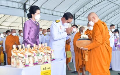 นายกรัฐมนตรีและภริยา เป็นประธานในพิธีเจริญพระพุทธมนต์ และพิธีทำบุญตักบาตรถวายพระราชกุศลเนื่องในโอกาสวันเฉลิมพระชนมพรรษาสมเด็จพระนางเจ้าฯ พระบรมราชินี 3 มิถุนายน 2565 ณ ท้องสนามหลวง