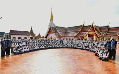 นายกฯ เยี่ยมชม “ถนนผ้ายอมคราม” ร้านค้า – แหล่งผลิตผ้าย้อมครามสกล พร้อมชื่นชม ปชช. ร่วมขับเคลื่อนตามนโยบายจนเกิดผลเป็นรูปธรรม