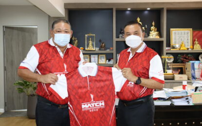 เรวัตฯนายก อบจ.ภูเก็ต รับมอบเสื้อโครงการคลินิก ฟุตบอล THE MATCH Bangkok Century Cup 2022