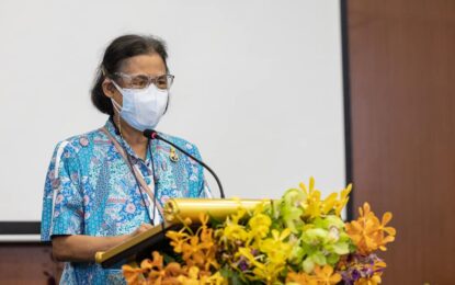 สมเด็จพระกนิษฐาธิราชเจ้า กรมสมเด็จพระเทพรัตนราชสุดา ฯ สยามบรมราชกุมารี เสด็จพระราชดำเนินไป ทรงเปิดการประชุมวิชาการพรรณพฤกษชาติประเทศไทย ครั้งที่ ๑๘ ณ สวนพฤกษศาสตร์สิงคโปร์ สาธารณรัฐสิงคโปร์ ตามคำกราบบังคมทูลเชิญของนายเคนเนท เอ๋อร์ ประธานเจ้าหน้าที่บริหารคณะกรรมการอุทยานแห่งชาติสาธารณรัฐสิงคโปร์