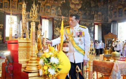 พระบาทสมเด็จพระเจ้าอยู่หัว และสมเด็จพระนางเจ้าฯ พระบรมราชินี เสด็จพระราชดำเนิพร้อมด้วย สมเด็จพระเจ้าลูกเธอ เจ้าฟ้าพัชรกิติยาภา นเรนทิราเทพยวดี กรมหลวงราชสาริณีสิริพัชร มหาวัชรราชธิดา และสมเด็จพระเจ้าลูกเธอ เจ้าฟ้าสิริวัณณวรี นรีรัตนราชกัญญา ไปในการพระราชพิธีเฉลิมพระชนมพรรษา  ๒๘ กรกฏาคม ๒๕๖๕  ณ วัดพระศรีรัตนศาสดาราม โอกาสนี้ เสด็จขึ้นชานหน้าพระอุโบสถ ทรงรับการถวายพระพรของบรรพชิตจีนและญวน