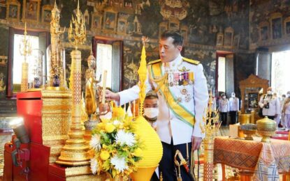 พระบาทสมเด็จพระเจ้าอยู่หัว และสมเด็จพระนางเจ้าฯ พระบรมราชินี เสด็จพระราชดำเนิพร้อมด้วย สมเด็จพระเจ้าลูกเธอ เจ้าฟ้าพัชรกิติยาภา นเรนทิราเทพยวดี กรมหลวงราชสาริณีสิริพัชร มหาวัชรราชธิดา และสมเด็จพระเจ้าลูกเธอ เจ้าฟ้าสิริวัณณวรี นรีรัตนราชกัญญา ไปในการพระราชพิธีเฉลิมพระชนมพรรษา  ๒๘ กรกฏาคม ๒๕๖๕  ณ วัดพระศรีรัตนศาสดาราม โอกาสนี้ เสด็จขึ้นชานหน้าพระอุโบสถ ทรงรับการถวายพระพรของบรรพชิตจีนและญวน