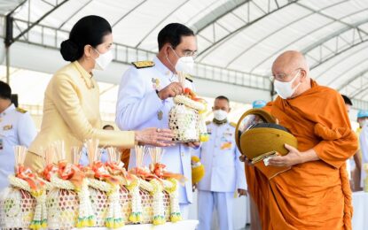 นายกรัฐมนตรีและภริยา เป็นประธานในพิธีทำบุญตักบาตรถวายพระราชกุศลเนื่องในโอกาสวันเฉลิมพระชนมพรรษาพระบาทสมเด็จพระเจ้าอยู่หัว 28 กรกฎาคม 2565 ณ ท้องสนามหลวง