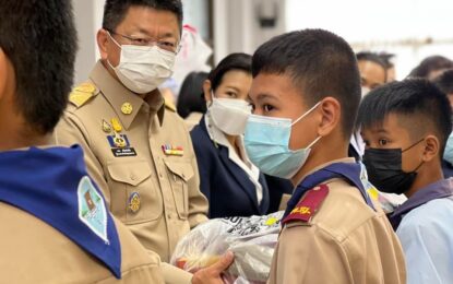 จังหวัดสมุทรสงครามมอบชุดลูกเสือให้กับนักเรียนครัวเรือนเป้าหมายแก้ไขปัญหาความยากจน