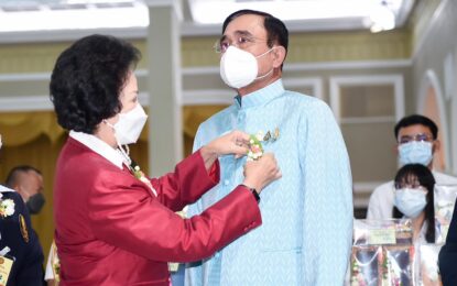 นายกรัฐมนตรีร่วมประชาสัมพันธ์การจำหน่ายผลิตภัณฑ์ดอกมะลิ ของสมาคมสภาสังคมสงเคราะห์แห่งประเทศไทย ในพระบรมราชูปถัมภ์