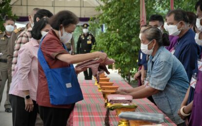 สมเด็จพระกนิษฐาธิราชเจ้า กรมสมเด็จพระเทพรัตนราชสุดา ฯ สยามบรมราชกุมารี เสด็จพระราชดำเนินไป ทอดพระเนตรการผลิตและเก็บสำรองเมล็ดพันธุ์ข้าวหอมมะลิ ๑๐๕ พระราชทาน “เพื่อนช่วยเพื่อน” พระราชทาน ณ ศูนย์พัฒนาพันธุ์พืชจักรพันธ์เพ็ญศิริ อำเภอสำโรงทาบ จังหวัดสุรินทร์