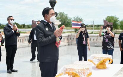 นายกรัฐมนตรีสักการะพระบรมราชานุสาวรีย์สมเด็จพระนเรศวรมหาราช พร้อมผูกผ้าพระเจดีย์ยุทธหัตถี เพื่อความเป็นสิริมงคลในโอกาสเดินทางตรวจราชการ จ.กาญจนบุรี