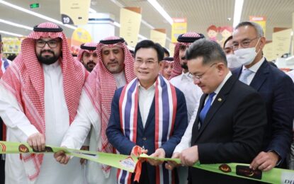 บุกตลาดซาอุไม่หยุด “จุรินทร์” ดันสินค้าไทย ขายเพิ่มห้างใหญ่ LuLu Hypermarket ปลื้มชาวซาอุตอบรับดี  (29 ส.ค. 65) เวลา 09.00 น. นายจุรินทร์  ลักษณวิศิษฏ์ หัวหน้าพรรคประชาธิปัตย์ รองนายกรัฐมนตรีและรัฐมนตรีว่าการกระทรวงพาณิชย์ สํารวจสินค้าไทยใน LuLu Hypermarket สาขา Atyaf Mall กรุงริยาด  ประเทศซาอุดีอาระเบีย พร้อมด้วย Mr. Shehim Mohammed, Director LuLu Saudi Hypermarket