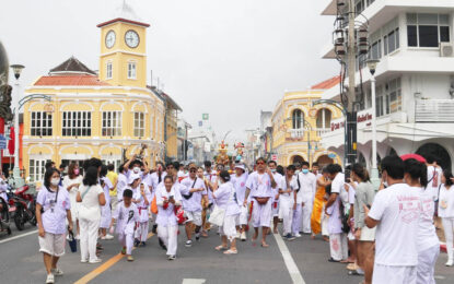 ภูเก็ตวันที่2แห่พระรอบเมือง หรืออิ้งเก้ง ศาลเจ้าสะปำ จ.ภูเก็ต ประชาชนมารอรับคึกคัก ม้าทรงชาย-หญิงแสดงอภินิหารใช้อาวุธในตำนานทิ่มแทงร่างกาย เพื่อเป็นการรับเคราะห์แทนผู้เข้าร่วมประเพณีถือศีลกินผัก