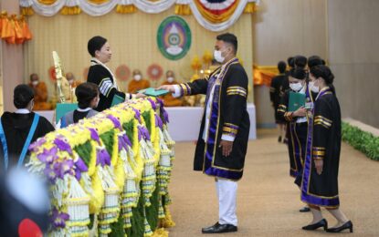 พระบาทสมเด็จพระเจ้าอยู่หัว ทรงพระกรุณาโปรดเกล้าโปรดกระหม่อมให้ สมเด็จพระเจ้าลูกเธอ เจ้าฟ้าพัชรกิติยาภา นเรนทิราเทพยวดี กรมหลวงราชสาริณีสิริพัชร มหาวัชรราชธิดา เสด็จแทนพระองค์ ในการพระราชทานปริญญาบัตรแก่ผู้สำเร็จการศึกษาจากมหาวิทยาลัยราชภัฏ เขตภาคตะวันออกเฉียงเหนือ ประจำปีการศึกษา 2560-2562 ณ มหาวิทยาลัยราชภัฏสกลนคร จังหวัดสกลนคร เป็นวันแรก