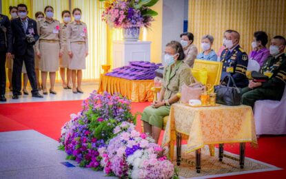 สมเด็จพระกนิษฐาธิราชเจ้า กรมสมเด็จพระเทพรัตนราชสุดาฯ สยามบรมราชกุมารี เสด็จพระราชดำเนิน ศอ.บต. พระราชทาน เข็มที่ระลึกและประกาศนียบัตร แก่ผู้มีผลการปฏิบัติงานดีเด่นในพื้นที่ จชต. พร้อมทอดพระเนตรนิทรรศการผลการดำเนินงานโครงการอันเนื่องมาจากพระราชดำริฯ