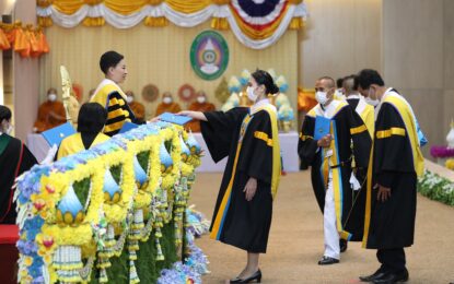พระบาทสมเด็จพระเจ้าอยู่หัว ทรงพระกรุณาโปรดเกล้าโปรดกระหม่อมให้ สมเด็จพระเจ้าลูกเธอ เจ้าฟ้าพัชรกิติยาภา นเรนทิราเทพยวดี กรมหลวงราชสาริณีสิริพัชร มหาวัชรราชธิดา เสด็จแทนพระองค์ไปในการพระราชทานปริญญาบัตรแก่ผู้สำเร็จการศึกษาจาก มหาวิทยาลัยราชภัฏร้อยเอ็ด และมหาวิทยาลัยราชภัฏชัยภูมิ ประจำปีการศึกษา ๒๕๖๐-๒๕๖๒ ณ หอประชุมมหาวชิราลงกรณ มหาวิทยาลัยราชภัฏสกลนคร อำเภอเมือง จังหวัดสกลนคร