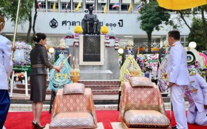 พระบาทสมเด็จพระเจ้าอยู่หัว และสมเด็จพระนางเจ้า ฯ พระบรมราชินี เสด็จพระราชดำเนินไปทรงวางพวงมาลาถวายราชสักการะ พระราชานุสาวรีย์สมเด็จพระมหิตลาธิเบศร อดุลยเดชวิกรม พระบรมราชชนกเนื่องใน “วันมหิดล”ณ โรงพยาบาลศิริราช เขตบางกอกน้อยกรุงเทพมหานคร