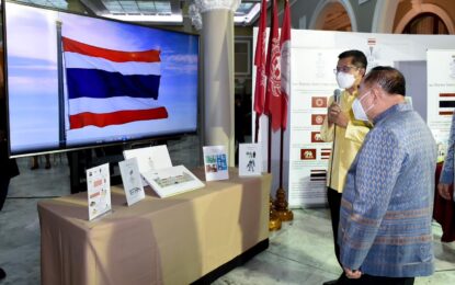 รองนายกฯ พลเอก ประวิตร ชมนิทรรศการโครงการปลูกจิตสำนึกและสร้างความภาคภูมิใจในความเป็นชาติไทย “ธงไตรรงค์ ธำรงไทย” ในโอกาสวันที่ 28 กันยายน ของทุกปี เป็นวันพระราชทานธงชาติไทย