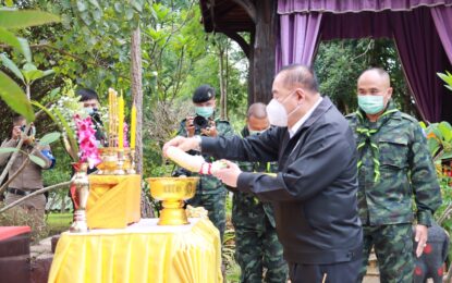 พลเอกประวิตร วงษ์สุวรรณ รองนายกรัฐมนตรี ติดตามสถานการณ์ชายแดนตาก พร้อมมอบนโยบายด้านความมั่นคงให้แก่หน่วยทหารในพื้นที่