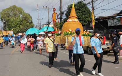 ภูเก็ตพุทธศาสนิกชนจำนวนมากร่วมทำบุญสารทเดือนสิบที่วัดเทพกระษัตรี (วัดบ้านดอน)