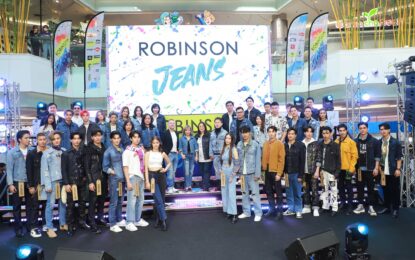 ห้างโรบินสัน คอลแลปส์แบรนด์ยีนส์ไทยและอินเตอร์ชั้นนำ จัดบิ๊กแฟร์ “ROBINSON JEANS 2022” คว้า 3 หนุ่มฮอต TRINITY “เติร์ด-ปอร์เช่-แจ๊คกี้” และทัพดารายีนส์ไอคอนนิก อัปเดตเทรนด์ยีนส์บนแฟชั่นรันเวย์สุดปัง พร้อมว้าว! กับ EXHIBITION ยีนส์สุดเอ็กซ์คลูซีฟแห่งปี