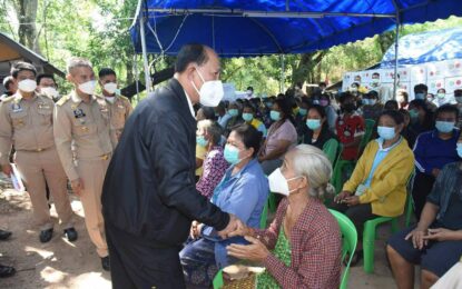 รมว.มท. รุดเยี่ยม พร้อมให้กำลังใจผู้ประสบภัยน้ำท่วมอุบลฯ ในพื้นที่ อ.วารินชำราบ และ อ.สว่างวีระวงศ์ ย้ำเจ้าหน้าที่ดูแลการดำรงชีพ และความเป็นอยู่ให้ดีที่สุด