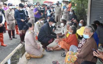 รมว.มท. และคณะฯ ลุยให้กำลังใจผู้ประสบภัยในพื้นที่ อ.พิบูลมังสาหาร ขอบคุณเจ้าหน้าที่ดูแลประชาชน สั่งการหลังน้ำลดเร่งเยียวยา