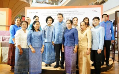 มหาดไทยสืบสานพระปณิธาน “พระองค์หญิง”อนุรักษ์ภูมิปัญญาและพัฒนาต่อยอดผลิตภัณฑ์ผ้าไทยสู่ความยั่งยืนปลัดมหาดไทยและนายกแม่บ้านมหาดไทย เปิดนิทรรศการ 50 ปี “นาหว้าโมเดล” สืบสานพระราชปณิธาน “พระพันปีหลวง” สู่การน้อมนำพระปณิธาน “พระองค์หญิง” เพื่อต่อยอดพัฒนาผ้าไทยให้ถูกใจคนทุกเพศ ทุกวัยสู่ยั่งยืน