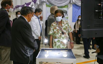 สมเด็จพระกนิษฐาธิราชเจ้า กรมสมเด็จพระเทพรัตนราชสุดา ฯ สยามบรมราชกุมารี เสด็จพระราชดำเนินทรงนำคณะกรรมการรางวัลนานาชาติ มูลนิธิรางวัลสมเด็จเจ้าฟ้ามหิดล ในพระบรมราชูปถัมภ์ ไปทัศนศึกษาและทรงฟังบรรยายสรุปเกี่ยวกับกิจการของสถาบันวิจัยแสงซินโครตรอน (องค์การมหาชน) ณ สถาบันวิจัยแสงซินโครตรอน (องค์การมหาชน) อำเภอเมืองนครราชสีมา จังหวัดนครราชสีมา