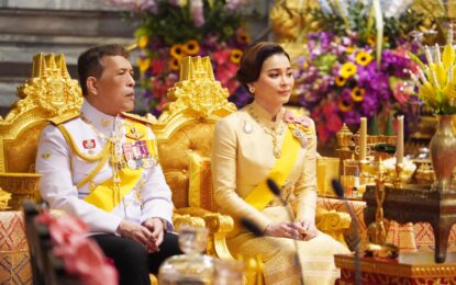 พระบาทสมเด็จพระเจ้าอยู่หัว และสมเด็จพระนางเจ้า ฯ พระบรมราชินี เสด็จพระราชดำเนินไปในการพระราชพิธีทรงบำเพ็ญพระราชกุศลเนื่องในวันคล้ายวันสวรรคตพระบาทสมเด็จพระบรมชนกาธิเบศร มหาภูมิพลอดุลยเดชมหาราช บรมนาถบพิตร พุทธศักราช ๒๕๖๕ ณ พระที่นั่งอมรินทรวินิจฉัย พระบรมมหาราชวัง