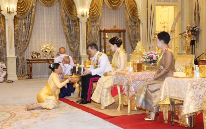 พระบาทสมเด็จพระเจ้าอยู่หัว และสมเด็จพระนางเจ้า ฯ พระบรมราชินี เสด็จออกพร้อมด้วยสมเด็จพระเจ้าลูกเธอ เจ้าฟ้าพัชรกิติยาภา นเรนทิราเทพยวดี กรมหลวงราชสาริณีสิริพัชร มหาวัชรราชธิดา ณ พระที่นั่งอัมพรสถาน พระราชวังดุสิต