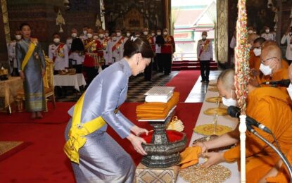 พระบาทสมเด็จพระเจ้าอยู่หัว ทรงพระกรุณาโปรดเกล้าโปรดกระหม่อมให้สมเด็จพระนางเจ้า ฯ พระบรมราชินี เสด็จพระราชดำเนินแทนพระองค์ ไปในการพระราชพิธีทรงบำเพ็ญพระราชกุศลถวายผ้าพระกฐิน ณ วัดโสมนัสวิหาร เขตป้อมปราบศัตรูพ่าย กรุงเทพมหานคร