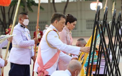 พระะบาทสมเด็จพระเจ้าอยู่หัว และสมเด็จพระนางเจ้า ฯ พระบรมราชินี เสด็จ ฯ ไปทรงวางพวงมาลา ณ พระบรมราชานุสรณ์พระบาทสมเด็จพระจุลจอมเกล้าเจ้าอยู่หัว พระลานพระราชวังดุสิต