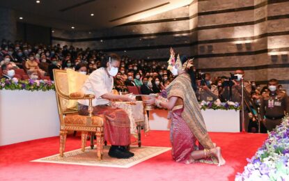 สมเด็จพระกนิษฐาธิราชเจ้า กรมสมเด็จพระเทพรัตนราชสุดา ฯ สยามบรมราชกุมารี เสด็จพระราชดำเนินไปทอดพระเนตรการแสดงโขนของมูลนิธิส่งเสริมศิลปาชีพ ในสมเด็จพระนางเจ้าสิริกิติ์ พระบรมราชินีนาถ พระบรมราชชนนีพันปีหลวง เรื่อง รามเกียรติ์ ตอน “สะกดทัพ” ณ หอประชุมใหญ่ ศูนย์วัฒนธรรมแห่งประเทศไทย เขตห้วยขวาง กรุงเทพมหานคร