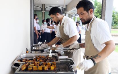 เรวัตฯนายก อบจ.ภูเก็ต มอบหมายให้รองนายกฯ ร่วมกิจกรรม PHUKET VEGETARIAN FESTIVAL 2022  Gastronomy Chef’s Table เมนูอาหารเจเพื่อสุขภาพ