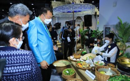 รมว.สุชาติ เยี่ยมบูธนวดไทย เผย สื่อต่างชาติประทับใจบริการนวด ผ่อนคลาย สร้างสีสันงานเอเปค