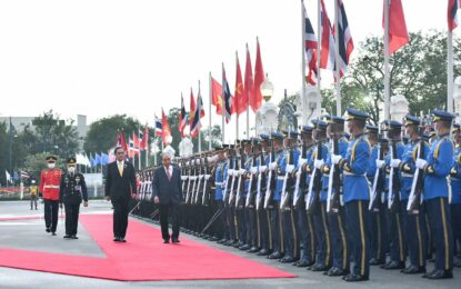 พิธีต้อนรับนายเหวียน ซวน ฟุก ประธานาธิบดีแห่งสาธารณรัฐสังคมนิยมเวียดนาม ณ บริเวณสนามหญ้า หน้าตึกไทยคู่ฟ้า ทำเนียบรัฐบาล