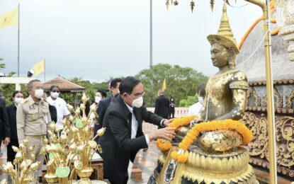 นายกรัฐมนตรีสักการะพระพุทธมหาธรรมราชา ณ พุทธอุทยานเพชรบุระ พร้อมตรวจติดตามโครงการแก้มลิงผันน้ำฯ เพื่อบรรเทาปัญหาน้ำท่วม จ.เพชรบูรณ์ อย่างเป็นรูปธรรม