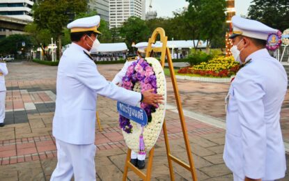 นายกรัฐมนตรีวางพวงมาลาถวายราชสักการะพระบรมราชานุสรณ์ พระบาทสมเด็จพระมงกุฎเกล้าเจ้าอยู่หัว ณ พระบรมราชานุสรณ์ สวนลุมพินี เขตปทุมวัน กรุงเทพฯ