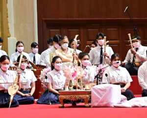 สมเด็จพระกนิษฐาธิราชเจ้า กรมสมเด็จพระเทพรัตนราชสุดา ฯ สยามบรมราชกุมารี เสด็จพระราชดำเนินไปทรงเป็นประธานในพิธีไหว้ครูดนตรีไทย ชมรมดนตรีไทย สโมสรนิสิตจุฬาลงกรณ์มหาวิทยาลัย ประจำปีการศึกษา ๒๕๖๕ ณ หอประชุมจุฬาลงกรณ์มหาวิทยาลัย เขตปทุมวัน กรุงเทพมหานคร