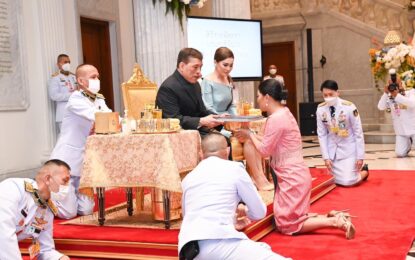 พระบาทสมเด็จพระเจ้าอยู่หัว และสมเด็จพระนางเจ้าฯ พระบรมราชินี เสด็จฯ ไปทรงเปิดนิทรรศการ “สิริราชพัสตราบรมราชินีนาถ” เพื่อเฉลิมพระเกียรติสมเด็จพระนางเจ้าสิริกิติ์ พระบรมราชินีนาถ พระบรมราชชนนีพันปีหลวง เนื่องในโอกาสมหามงคลเฉลิมพระชนมพรรษา 90 พรรษา 12 ส.ค.2565 ณ พิพิธภัณฑ์ผ้า ในสมเด็จพระนางเจ้าสิริกิติ์ พระบรมราชินีนาถ หอรัษฎากรพิพัฒน์ ในพระบรมมหาราชวัง