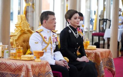 พระบาทสมเด็จพระเจ้าอยู่หัว และสมเด็จพระนางเจ้า ฯ พระบรมราชินี เสด็จ ฯ ไปในการพระราชทานเพลิงศพ หม่อมเจ้าภีศเดช รัชนี ป.จ. ม.ป.ช. ม.ว.ม.ก.ป.ร.๓,ว.ป.ร.ด,ร.จ.ท.  ณ เมรุหลวงหน้าพลับพลาอิศริยาภรณ์ วัดเทพศิรินทราวาส เขตป้อมปรายศัตรูพ่าย