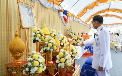 นายกฯ เป็นประธานพิธีเจริญพระพุทธมนต์ และทำบุญตักบาตร เนื่องในวันพ่อแห่งชาติ 5 ธ.ค.65