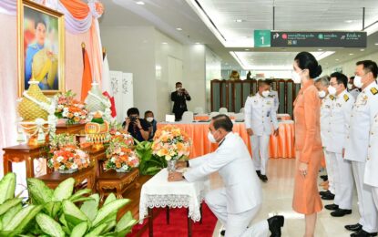นายกรัฐมนตรีและภริยา พร้อมคณะรัฐมนตรีและคู่สมรส ลงนามถวายพระพรสมเด็จพระเจ้าลูกเธอ เจ้าฟ้าพัชรกิติยาภา นเรนทิราเทพยวดี กรมหลวงราชสาริณีสิริพัชร มหาวัชรราชธิดา ณ อาคารภูมิสิริมังคลานุสรณ์ โรงพยาบาลจุฬาลงกรณ์ สภากาชาดไทย