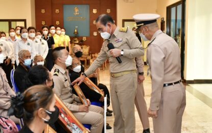 นายกฯ ตรวจเยี่ยมให้กำลังใจกำลังพล ร.ล.สุโขทัย ที่ รพ.สมเด็จพระนางเจ้าสิริกิติ์ ตรวจเยี่ยมศูนย์ประสานงานช่วยเหลือกำลังพล ร.ล.สุโขทัย สัตหีบ จ.ชลบุรี