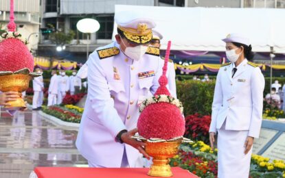 นายกรัฐมนตรีวางพานพุ่มดอกไม้ถวายราชสักการะ พระบรมราชานุสาวรีย์สมเด็จพระเจ้าตากสินมหาราช